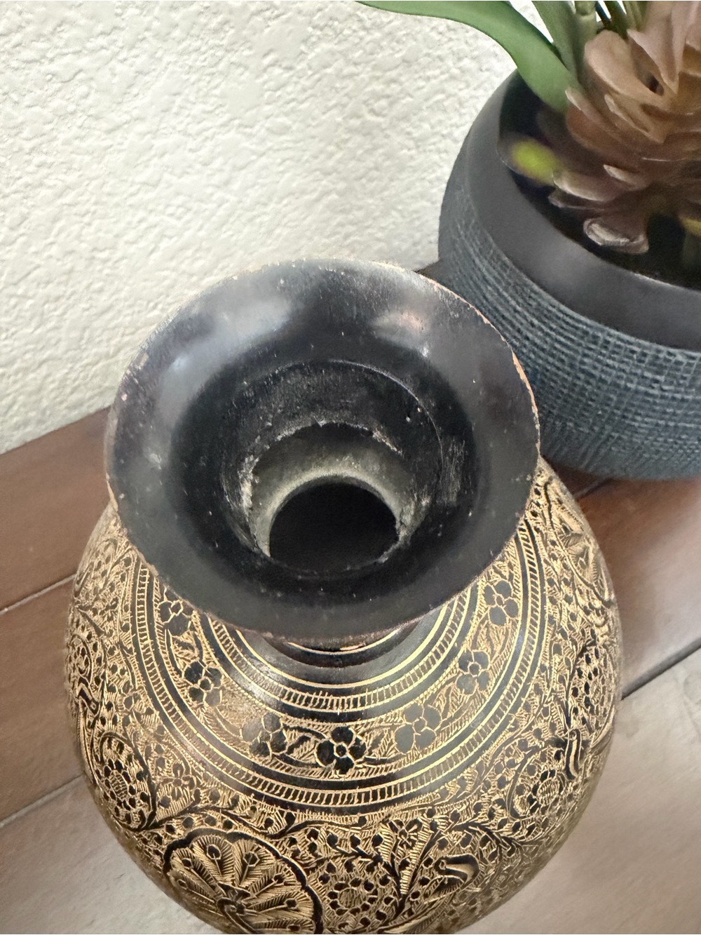 Vintage Indian Hand-Etched Brass & Black Lacquer Peacock Vase - Picture 5 of 6